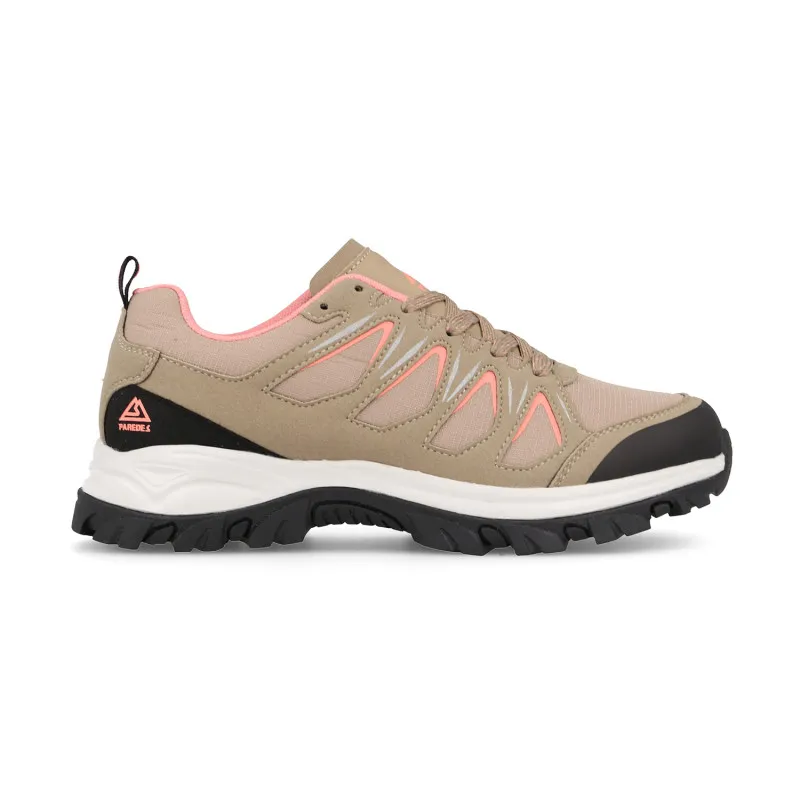 Paredes lanza zapatillas de trekking Eslava taupe para mujer con diseño versátil