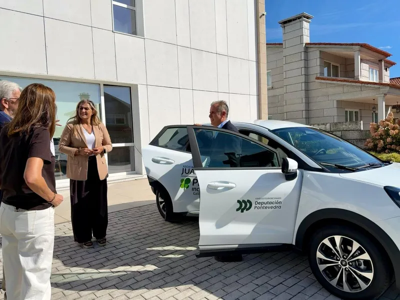 La Deputación de Pontevedra entrega un vehículo a la Asociación Juan XXIII con ayuda del programa Impulsa Benestar