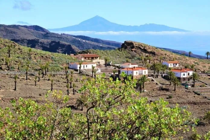 Targa, el caserío de Alajeró con vistas al Teide y al Roque de Agando