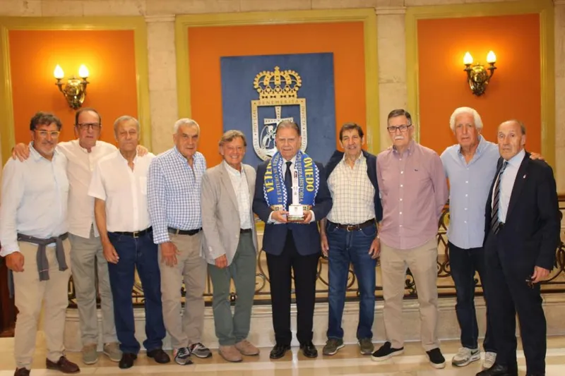 Veteranos del Real Oviedo homenajean al alcalde de Oviedo con una réplica del viejo Carlos Tartiere
