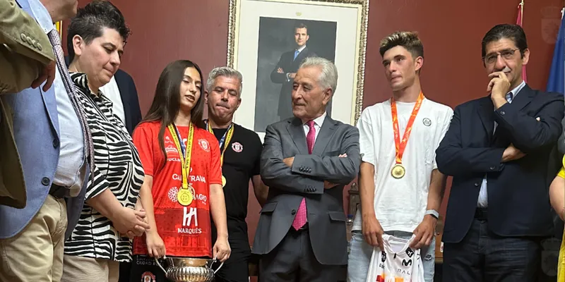 Almagro homenajea a sus campeones de fútbol sala y ciclismo