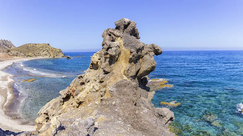 Mojácar recuerda las normas de la Cala del Sombrerico para su conservación