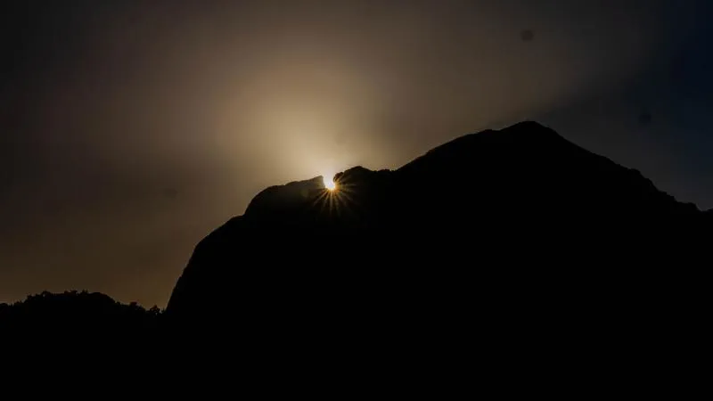 Benidorm celebra el solsticio de verano con la puesta de sol sobre el Puig Campana