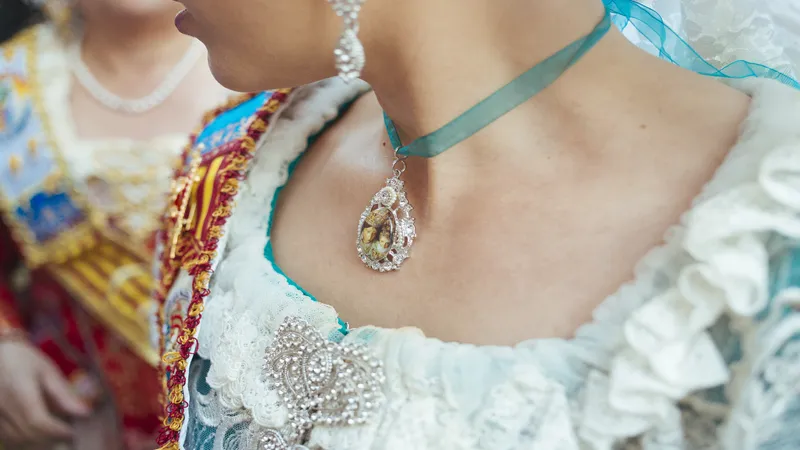 Exposición de joyas e indumentaria tradicional valenciana en el Salón de Cristal