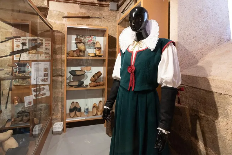 El Museo del Traje y del Calzado de Alerre exhibe 3.000 piezas de valor etnográfico