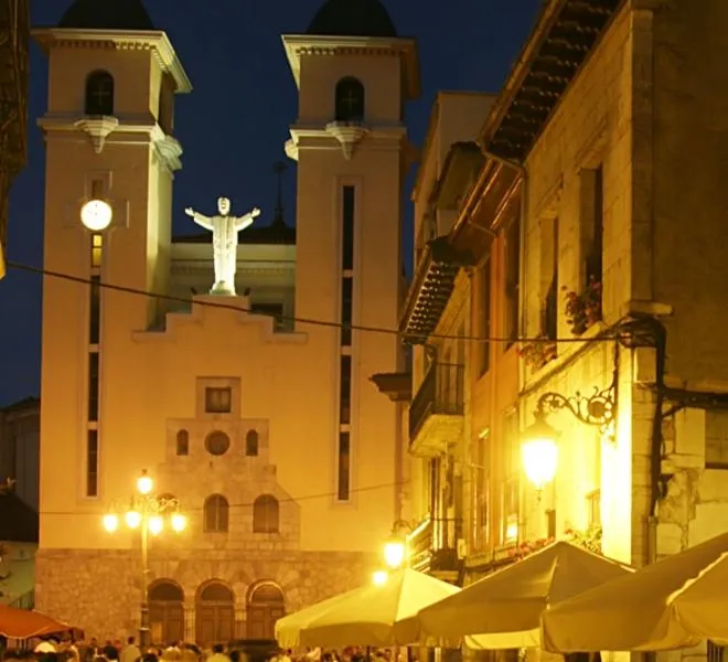 Las pinturas murales de los hermanos Uría-Aza decoran la iglesia de Santa María Magdalena en Ribadesella