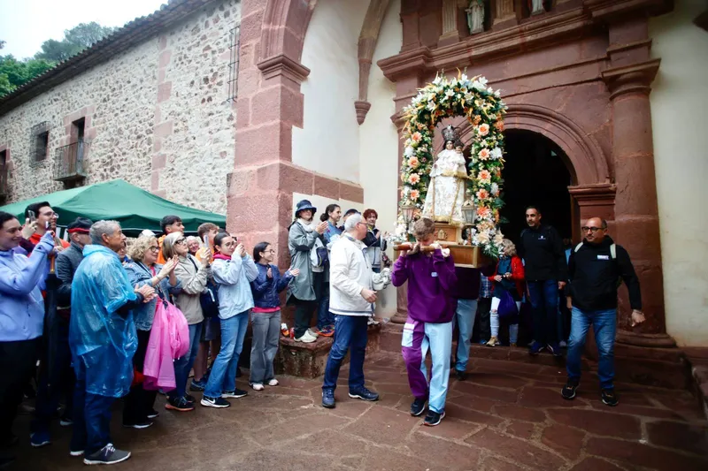 Cabanes honra a la Virgen del Buen Suceso con romería y la Entrà de Maig a pesar de la lluvia