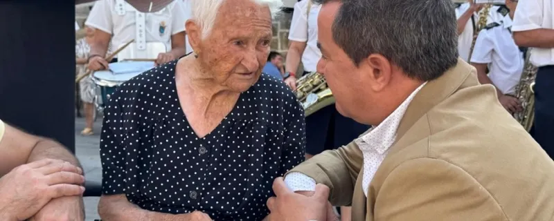 La Diputación de Ávila y Navaluenga celebran el 105 cumpleaños de Isabel Pedreira