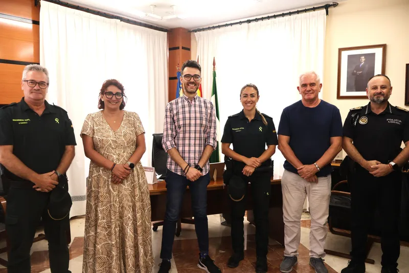 El alcalde de Novelda recibe a la nueva teniente de la Guardia Civil