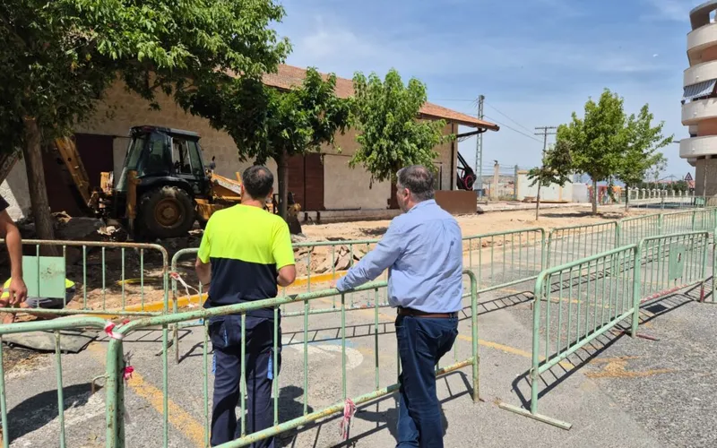 Villena renueva el acerado de la Ronda de la Estación para mejorar la accesibilidad