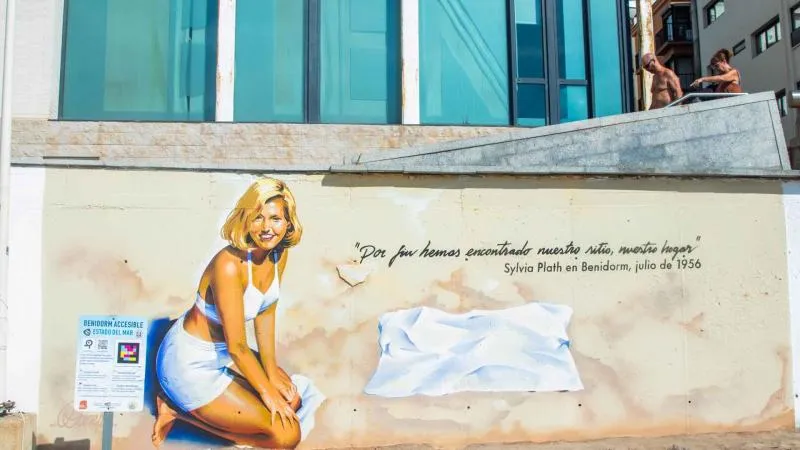 Benidorm conmemora los 70 años de la estancia de Sylvia Plath con un mural y actividades culturales