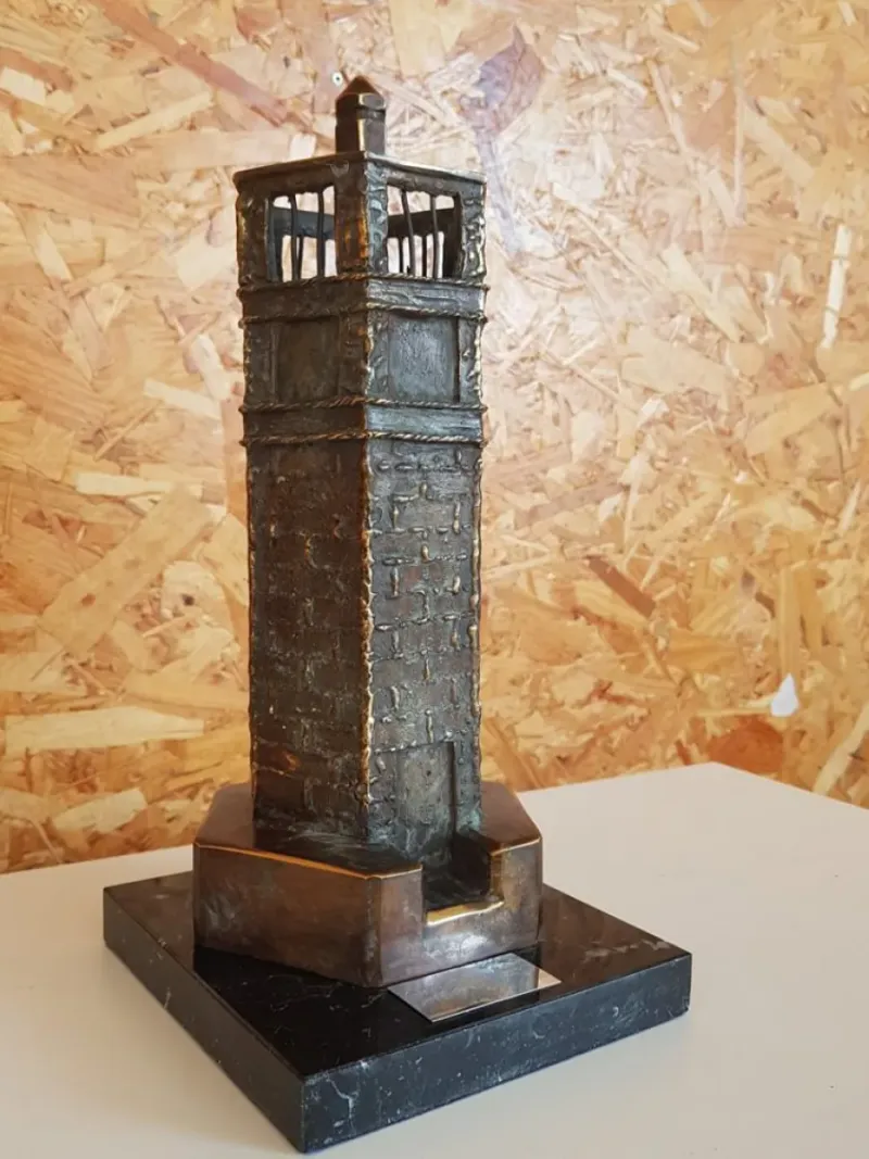 Ribadesella honra a Adolfo Casero con el Premio Farín en el 40 aniversario de la Asociación Amigos de Ribadesella