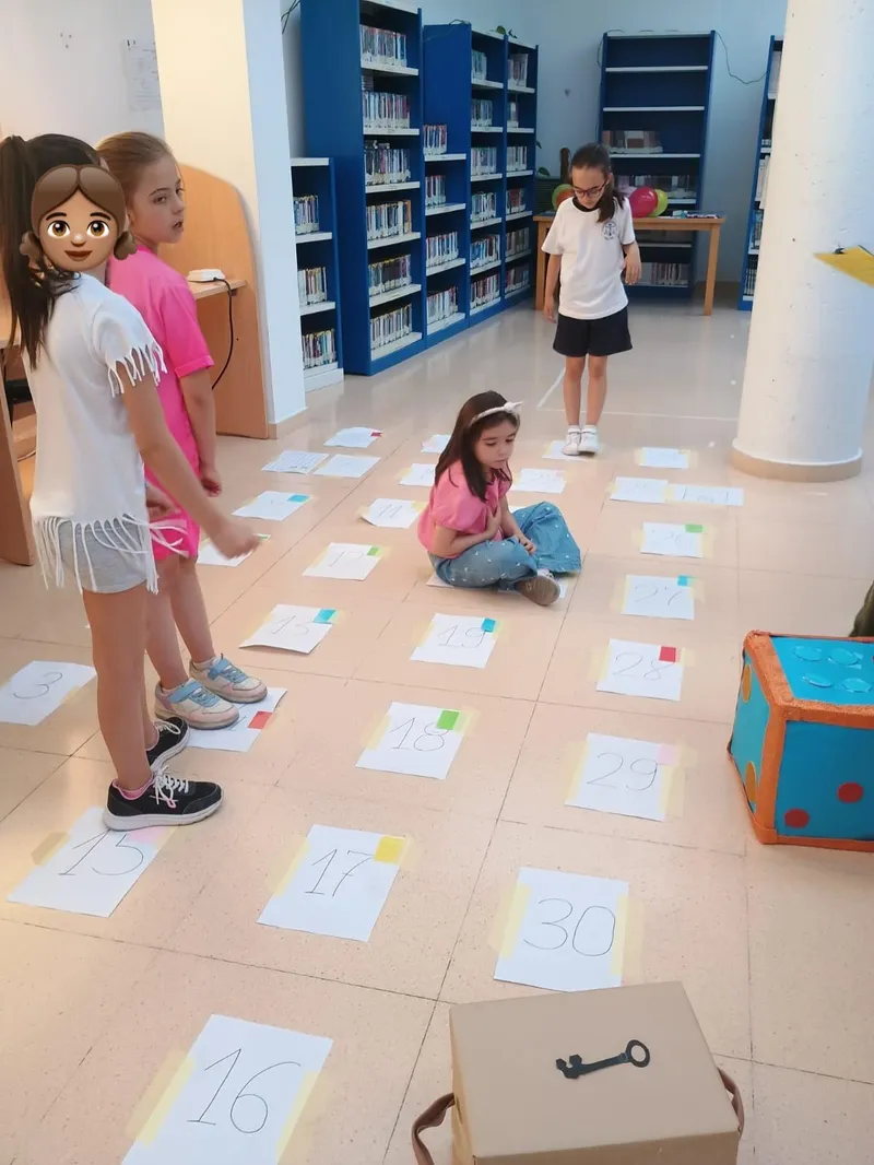 El club de lectura infantil de Bargas clausura el curso con un juego de mesa gigante