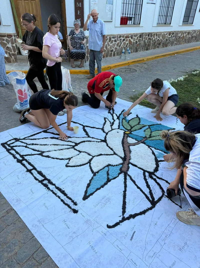 Guadalmez agradece la participación ciudadana en la creación de la alfombra del Corpus Christi