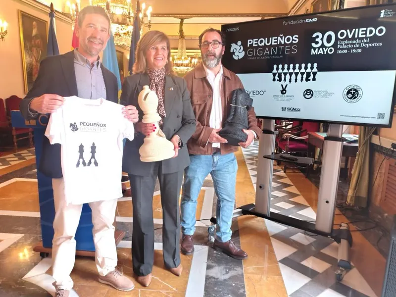 Oviedo acoge el IV Torneo de ajedrez Pequeños Gigantes con un tablero gigante de neumáticos reciclados