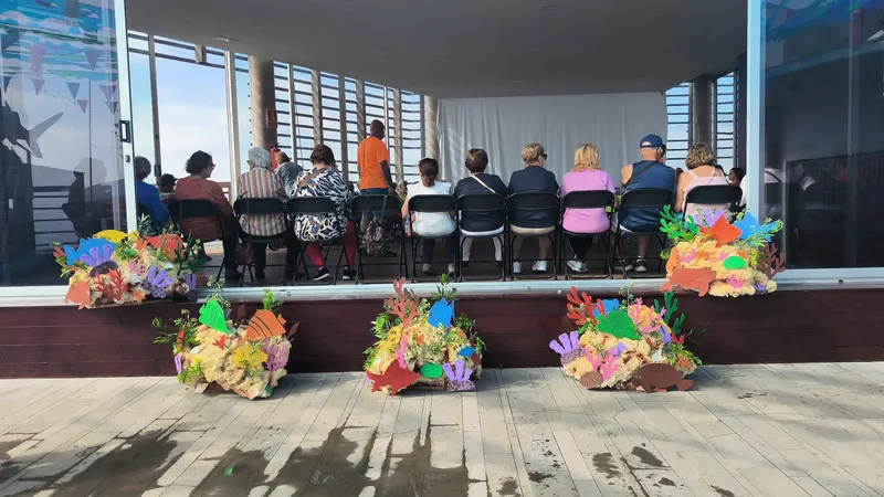 Mayores del CERI de Candelaria decoran la Plaza de Malpaís con motivos marinos para las fiestas