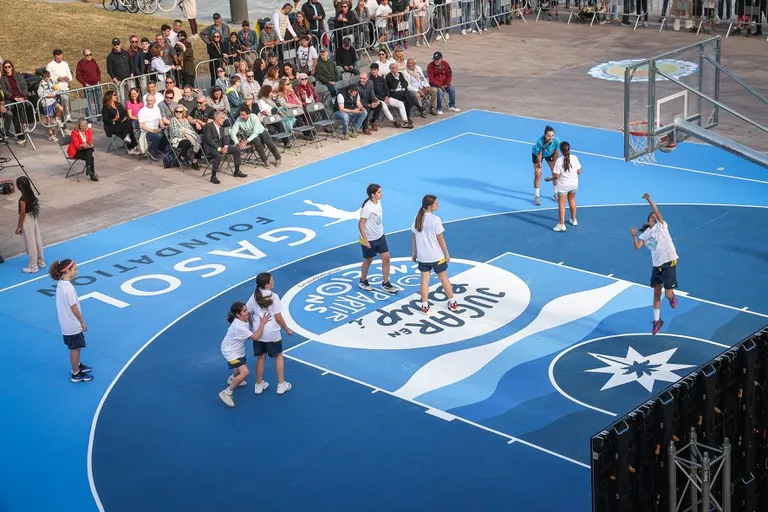 Castelldefels estrena pista de bàsquet 3x3 en la platja per a la pràctica esportiva