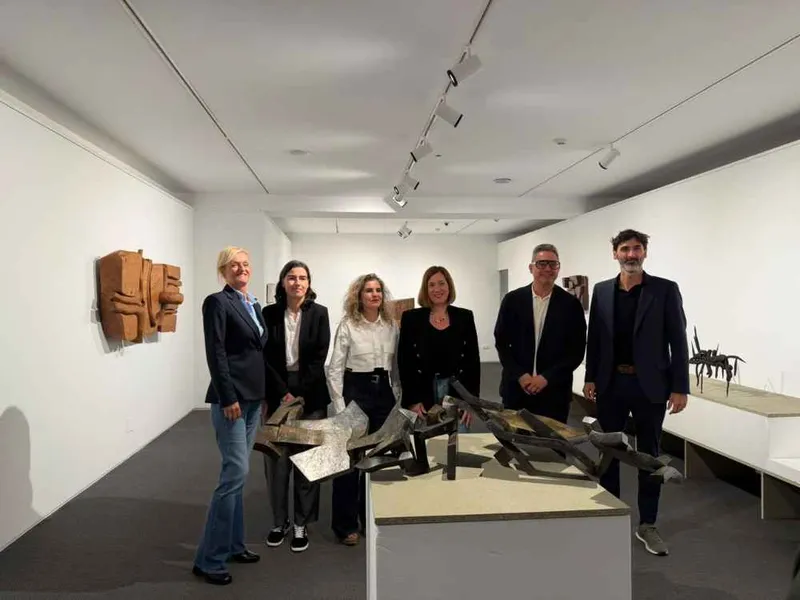 Irun acoge la primera exposición que cruza las obras de Chillida y Mendiburu