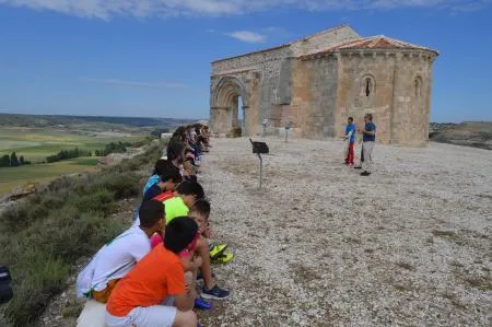 Jóvenes de Fuenterrebollo visitan la ermita de San Miguel de Sacramenia