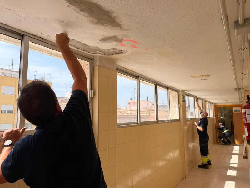 Orihuela acomete mejoras urgentes en el CEIP Virgen de la Puerta antes del inicio de curso