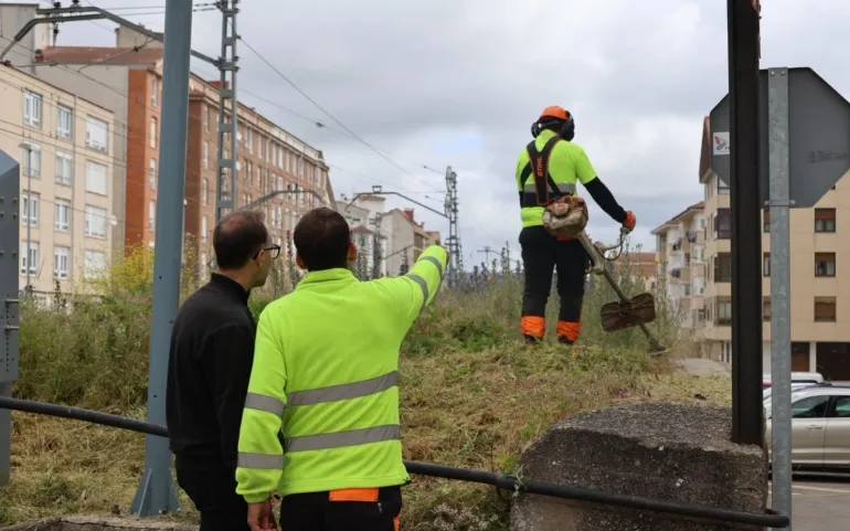 Adif actúa en Reinosa para adecentar la zona de la vía férrea y el aparcamiento