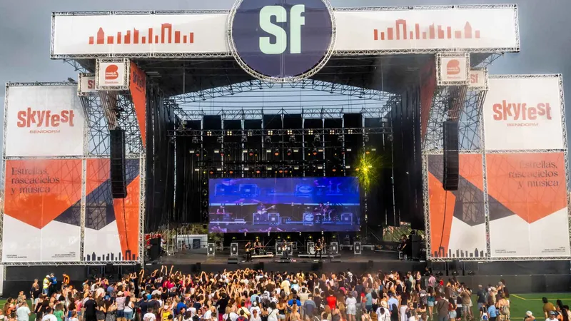 Benidorm celebra el éxito de la fiesta inaugural del SkyFest con fines solidarios