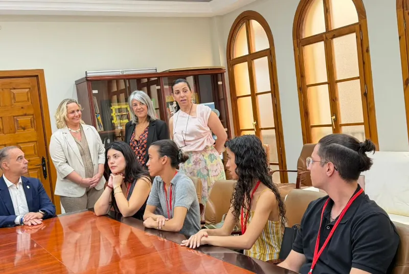 Benalmádena incorpora a 12 jóvenes desempleados a través del programa 'Activa-T Joven'