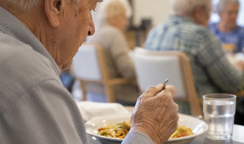 Más de 185.000 menús bonificados para mayores andaluces en el primer semestre