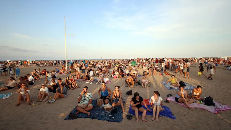València vive un eclipse sin incidentes y con notable civismo ciudadano
