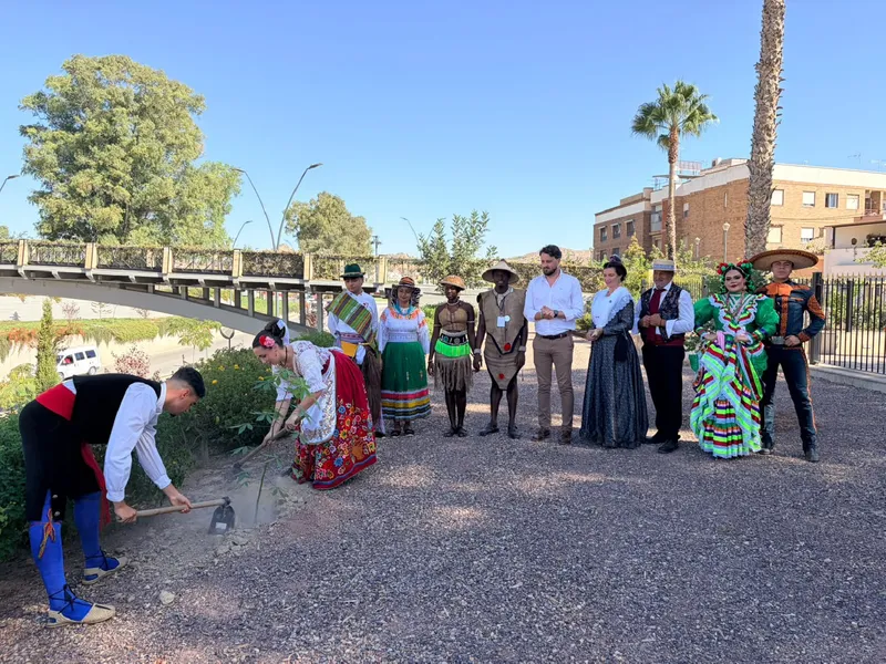 Lorca celebra el Festival Internacional de Folklore con una plantación de árboles