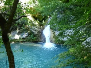 El Nacedero del Urederra, joya natural de Urbasa-Andía, atrae visitantes con sus aguas turquesas
