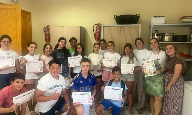 Jóvenes de Casariche aprenden a cocinar saludable en taller de verano
