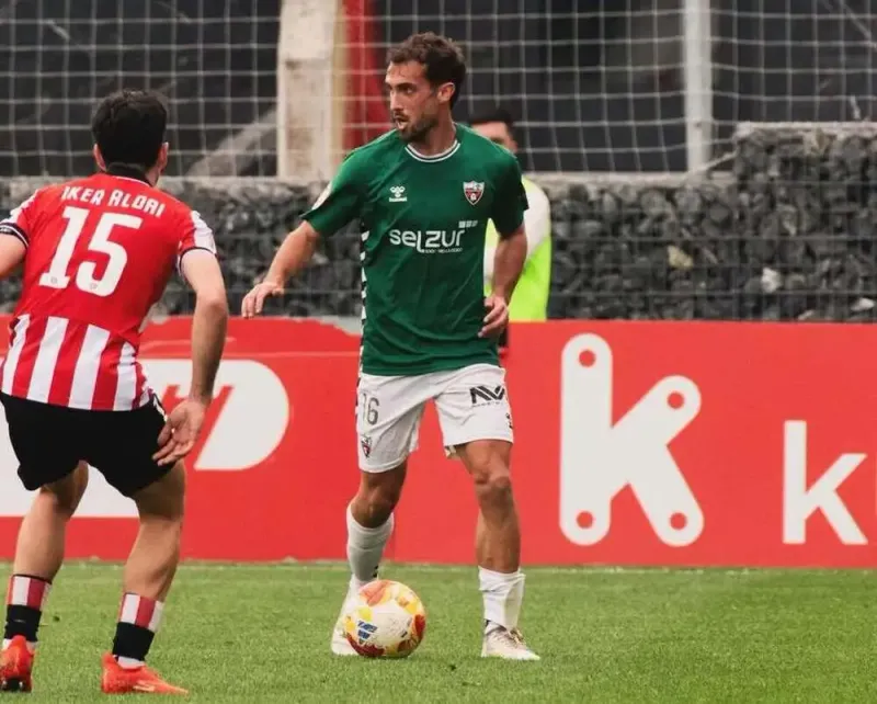 El futbolista casaricheño Adrián Rodríguez 'Verde' ficha por el CD Mirandés hasta 2028