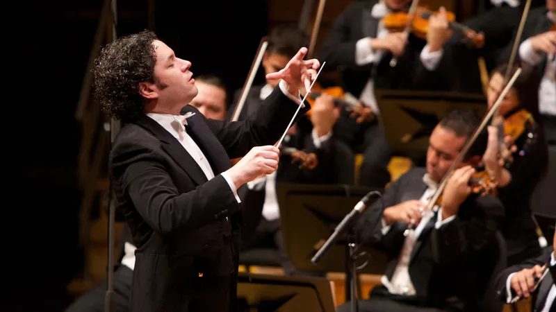 Dudamel dirigirá a la Orquestra de València en un concierto solidario por Venezuela