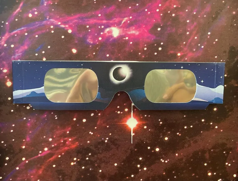 MIRA pone a la venta camisetas y gafas de eclipse para financiar la astronomía local