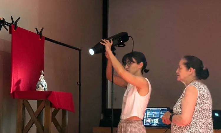 Taller de fotografía en Casariche transforma objetos personales en relatos visuales
