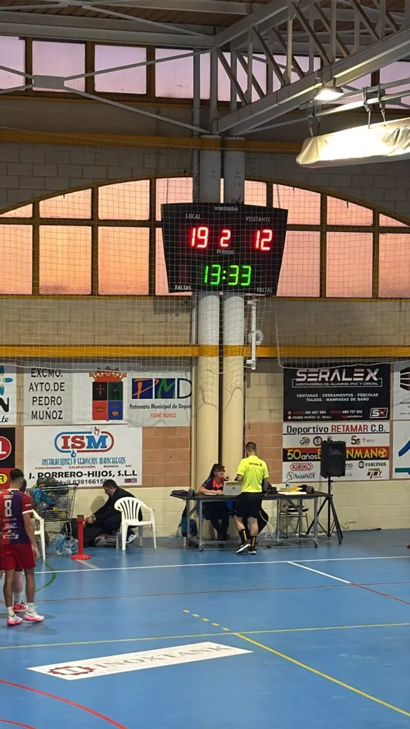 Pedro Muñoz estrena marcador en su Pabellón Polideportivo