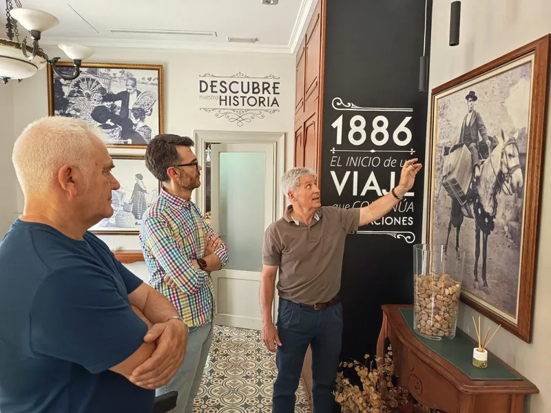 El alcalde de Novelda visita Verdú Cantó Saffron Spain en su 140 aniversario