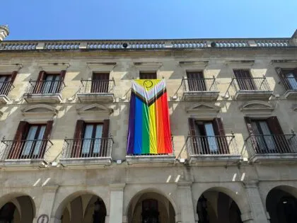 El Ayuntamiento de Vitoria-Gasteiz ondea la bandera LGTBIQ+ en apoyo a la diversidad