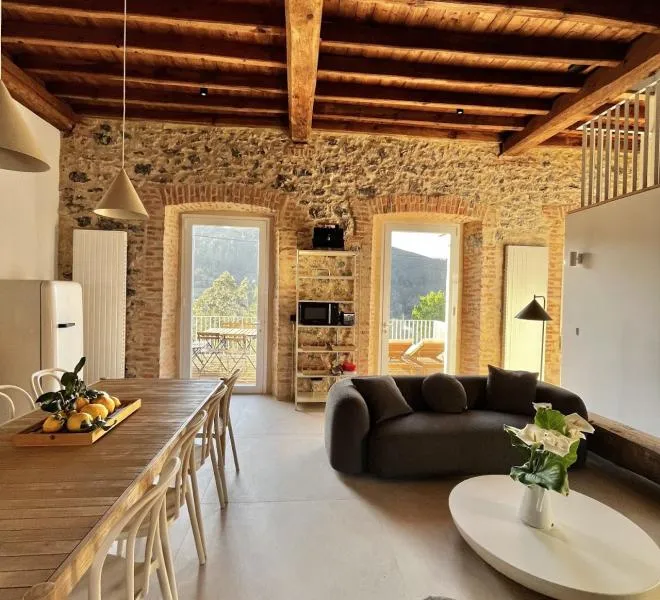 Rehabilitan las antiguas escuelas de Linares como casa rural con encanto