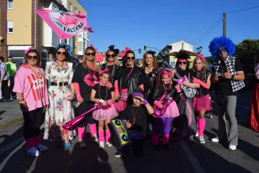 Piélagos revive la cultura ochentera con un desfile temático en Renedo