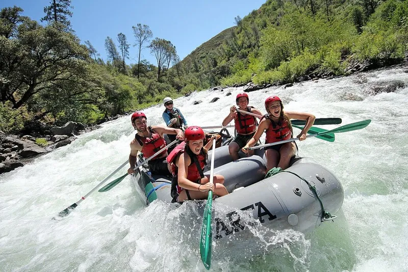 Aventura en aguas bravas: Rafting en el río Tuolumne cerca de Yosemite
