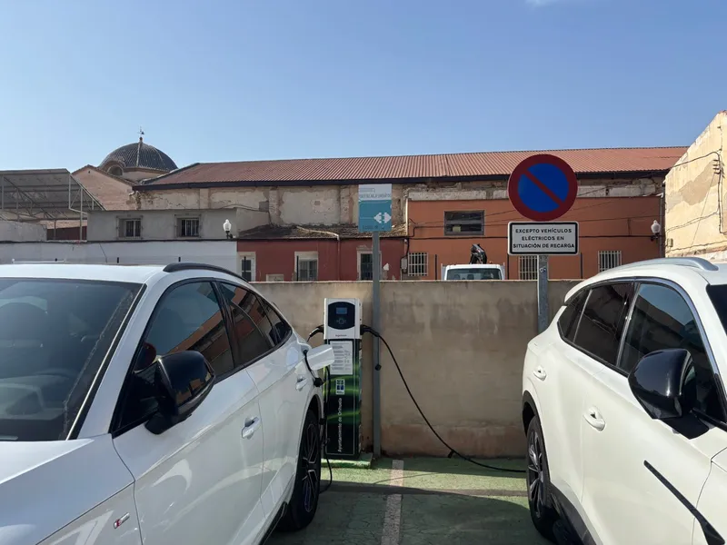 Orihuela pone a punto su red de cargadores eléctricos para mejorar el servicio