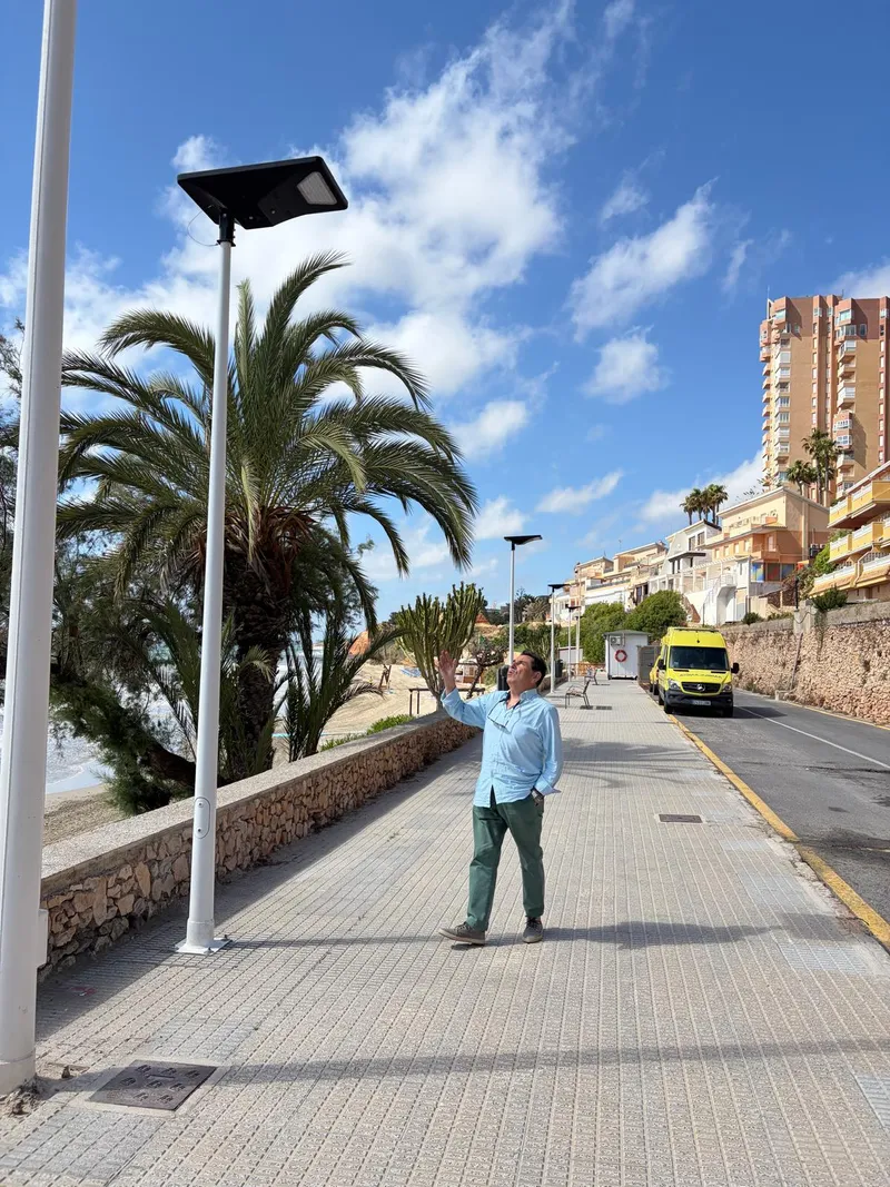 Orihuela Costa mejora su seguridad con 20 nuevas farolas solares LED