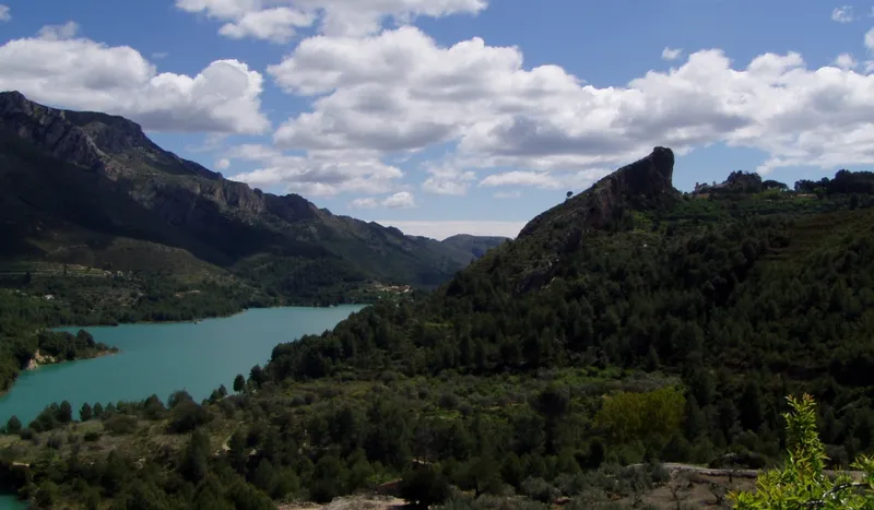 Ruta circular por el Embalse de Guadalest: senderismo entre montañas y pueblos
