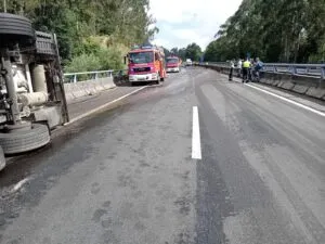 Controlado el vertido de gasóleo en Mos tras el vuelco de un camión cisterna