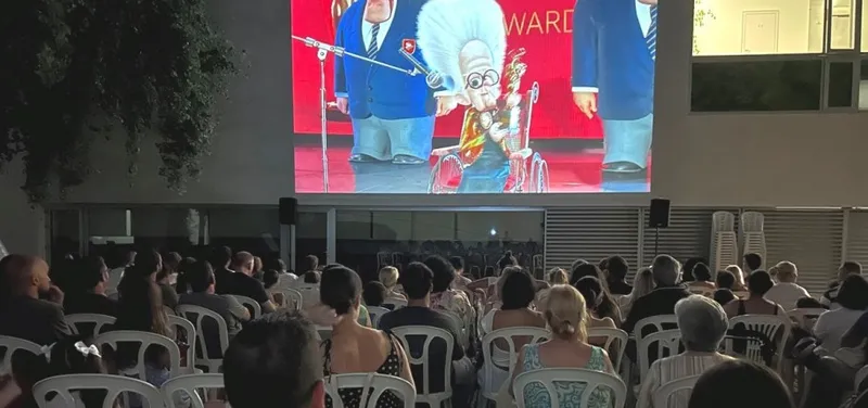 Tomares estrena cine de verano gratuito en el Patio de las Buganvillas