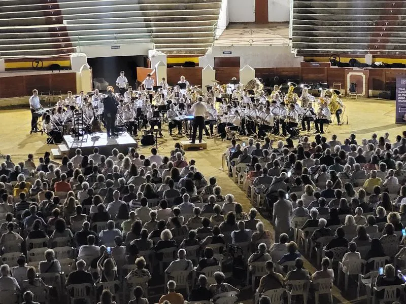 La Banda Municipal de Daimiel y Ricardo Fernández del Moral cautivan en un concierto de verano