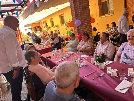 Residencia La Alameda celebra el Día de la Fiesta con música, paella y la visita del presidente de la Diputación