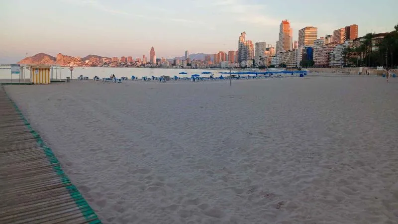 Las playas de Benidorm, listas tras la Nit de Sant Joan con operativo de seguridad y limpieza